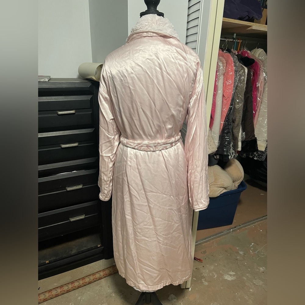 Giraffe at home pink fur robe - Picture 2 of 4